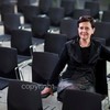 Biljana Lozo sidder blandt tomme stole og glæder sig til at hilse på publikum